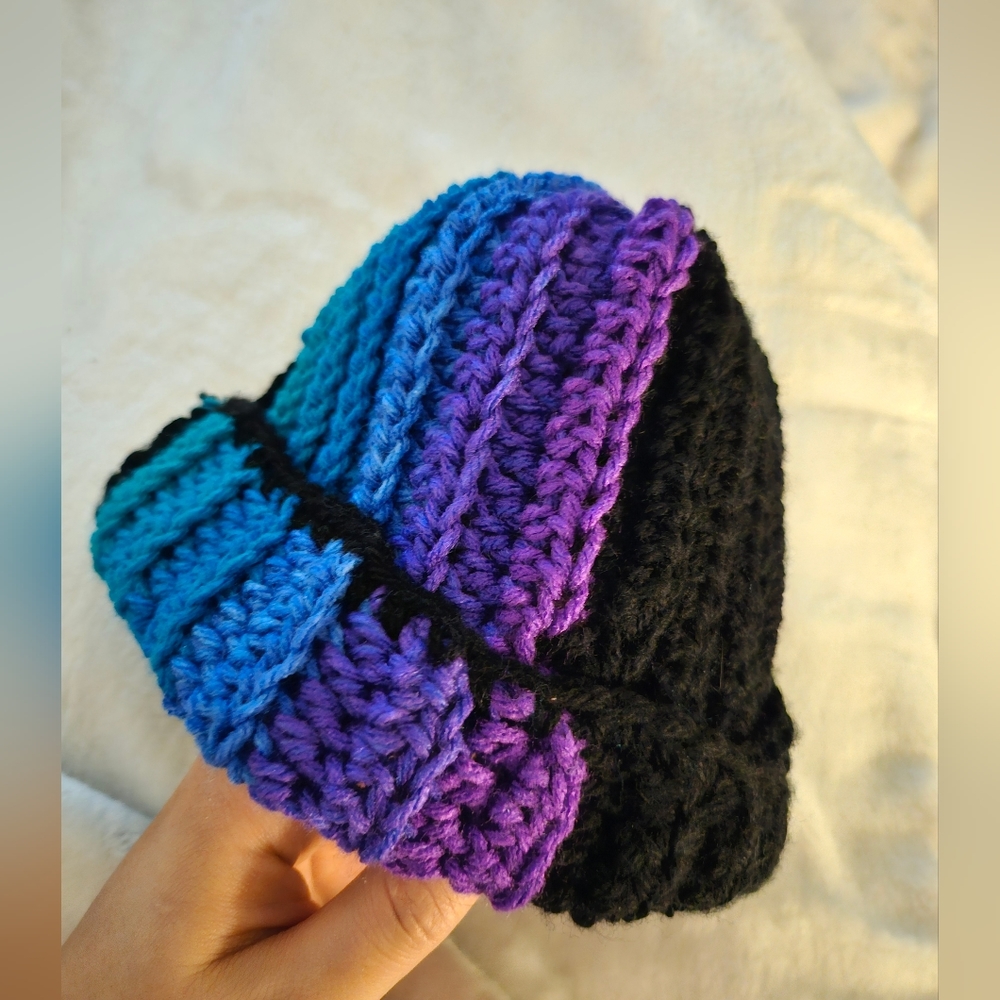 [SOLD]Handknit Crochet Rainbow & Black Beanie